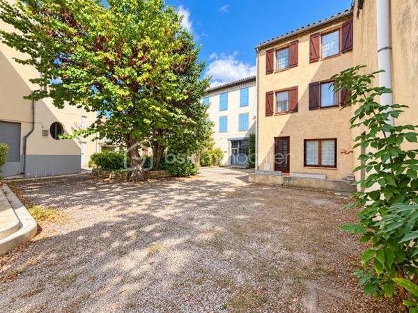 EXCLUSIVITE : Au cœur du centre-ville d’Espéraza, autour d'une placette privée, découvrez cette maison de ville mitoyenne d’environ 176 m², répartie sur plusieurs niveaux, offrant de beaux volumes et un agréable espace extérieur : terrasse carrelée, jardin clos et arboré.
Cette maison traversante, très bien entretenue, et lumineuse bénéficie d’un environnement pratique tout en offrant un extérieur agréable et intimiste.  
La maison se compose de : 5 chambres - bureau - salon/salle à manger avec cheminée ouverte - Cuisine équipée.
+ 1 salle d’eau avec WC - 1 salle de bain avec WC - 1 toilette indépendant + cellier au rez de chaussée - garage
Le plus : Grenier aménagé en bibliothèque : un espace optimisé et propre.
Assainissement collectif.- Taxe foncière : 1 900 €/an.
Une maison familiale offrant de nombreuses possibilités d’aménagement. Si ce n'est à mettre au gout du jour, habitable tel quel , possibilité de garder les meubles.
A visiter sans tarder !