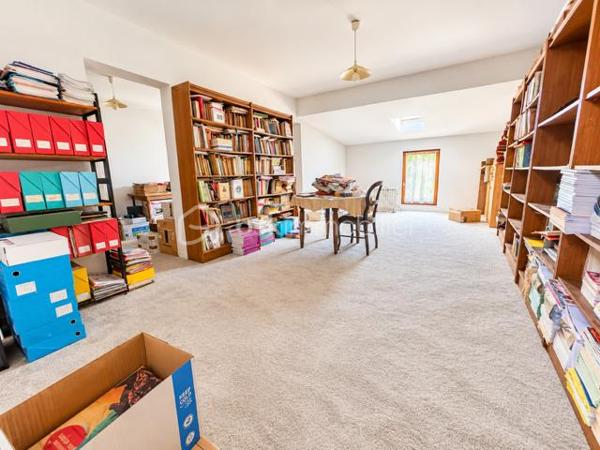 EXCLUSIVITE : Au cœur du centre-ville d’Espéraza, autour d'une placette privée, découvrez cette maison de ville mitoyenne d’environ 176 m², répartie sur plusieurs niveaux, offrant de beaux volumes et un agréable espace extérieur : terrasse carrelée, jardin clos et arboré.
Cette maison traversante, très bien entretenue, et lumineuse bénéficie d’un environnement pratique tout en offrant un extérieur agréable et intimiste.  
La maison se compose de : 5 chambres - bureau - salon/salle à manger avec cheminée ouverte - Cuisine équipée.
+ 1 salle d’eau avec WC - 1 salle de bain avec WC - 1 toilette indépendant + cellier au rez de chaussée - garage
Le plus : Grenier aménagé en bibliothèque : un espace optimisé et propre.
Assainissement collectif.- Taxe foncière : 1 900 €/an.
Une maison familiale offrant de nombreuses possibilités d’aménagement. Si ce n'est à mettre au gout du jour, habitable tel quel , possibilité de garder les meubles.
A visiter sans tarder !
