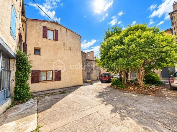EXCLUSIVITE : Au cœur du centre-ville d’Espéraza, autour d'une placette privée, découvrez cette maison de ville mitoyenne d’environ 176 m², répartie sur plusieurs niveaux, offrant de beaux volumes et un agréable espace extérieur : terrasse carrelée, jardin clos et arboré.
Cette maison traversante, très bien entretenue, et lumineuse bénéficie d’un environnement pratique tout en offrant un extérieur agréable et intimiste.  
La maison se compose de : 5 chambres - bureau - salon/salle à manger avec cheminée ouverte - Cuisine équipée.
+ 1 salle d’eau avec WC - 1 salle de bain avec WC - 1 toilette indépendant + cellier au rez de chaussée - garage
Le plus : Grenier aménagé en bibliothèque : un espace optimisé et propre.
Assainissement collectif.- Taxe foncière : 1 900 €/an.
Une maison familiale offrant de nombreuses possibilités d’aménagement. Si ce n'est à mettre au gout du jour, habitable tel quel , possibilité de garder les meubles.
A visiter sans tarder !