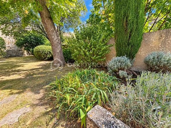 EXCLUSIVITE : Au cœur du centre-ville d’Espéraza, autour d'une placette privée, découvrez cette maison de ville mitoyenne d’environ 176 m², répartie sur plusieurs niveaux, offrant de beaux volumes et un agréable espace extérieur : terrasse carrelée, jardin clos et arboré.
Cette maison traversante, très bien entretenue, et lumineuse bénéficie d’un environnement pratique tout en offrant un extérieur agréable et intimiste.  
La maison se compose de : 5 chambres - bureau - salon/salle à manger avec cheminée ouverte - Cuisine équipée.
+ 1 salle d’eau avec WC - 1 salle de bain avec WC - 1 toilette indépendant + cellier au rez de chaussée - garage
Le plus : Grenier aménagé en bibliothèque : un espace optimisé et propre.
Assainissement collectif.- Taxe foncière : 1 900 €/an.
Une maison familiale offrant de nombreuses possibilités d’aménagement. Si ce n'est à mettre au gout du jour, habitable tel quel , possibilité de garder les meubles.
A visiter sans tarder !