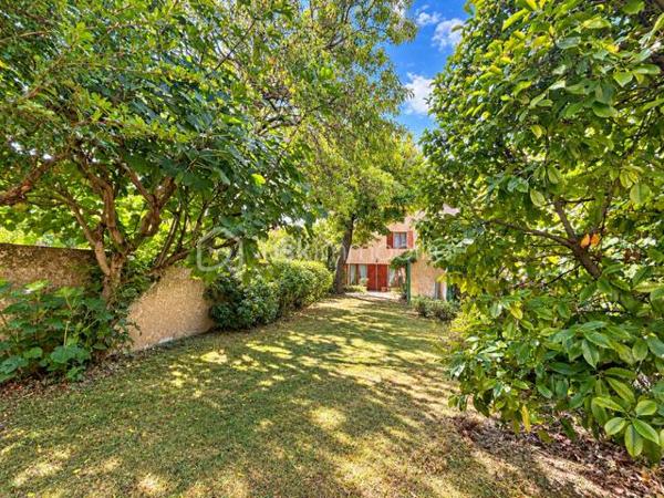 EXCLUSIVITE : Au cœur du centre-ville d’Espéraza, autour d'une placette privée, découvrez cette maison de ville mitoyenne d’environ 176 m², répartie sur plusieurs niveaux, offrant de beaux volumes et un agréable espace extérieur : terrasse carrelée, jardin clos et arboré.
Cette maison traversante, très bien entretenue, et lumineuse bénéficie d’un environnement pratique tout en offrant un extérieur agréable et intimiste.  
La maison se compose de : 5 chambres - bureau - salon/salle à manger avec cheminée ouverte - Cuisine équipée.
+ 1 salle d’eau avec WC - 1 salle de bain avec WC - 1 toilette indépendant + cellier au rez de chaussée - garage
Le plus : Grenier aménagé en bibliothèque : un espace optimisé et propre.
Assainissement collectif.- Taxe foncière : 1 900 €/an.
Une maison familiale offrant de nombreuses possibilités d’aménagement. Si ce n'est à mettre au gout du jour, habitable tel quel , possibilité de garder les meubles.
A visiter sans tarder !