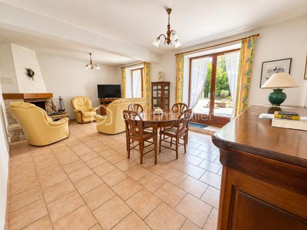 EXCLUSIVITE : Au cœur du centre-ville d’Espéraza, autour d'une placette privée, découvrez cette maison de ville mitoyenne d’environ 176 m², répartie sur plusieurs niveaux, offrant de beaux volumes et un agréable espace extérieur : terrasse carrelée, jardin clos et arboré.
Cette maison traversante, très bien entretenue, et lumineuse bénéficie d’un environnement pratique tout en offrant un extérieur agréable et intimiste.  
La maison se compose de : 5 chambres - bureau - salon/salle à manger avec cheminée ouverte - Cuisine équipée.
+ 1 salle d’eau avec WC - 1 salle de bain avec WC - 1 toilette indépendant + cellier au rez de chaussée - garage
Le plus : Grenier aménagé en bibliothèque : un espace optimisé et propre.
Assainissement collectif.- Taxe foncière : 1 900 €/an.
Une maison familiale offrant de nombreuses possibilités d’aménagement. Si ce n'est à mettre au gout du jour, habitable tel quel , possibilité de garder les meubles.
A visiter sans tarder !