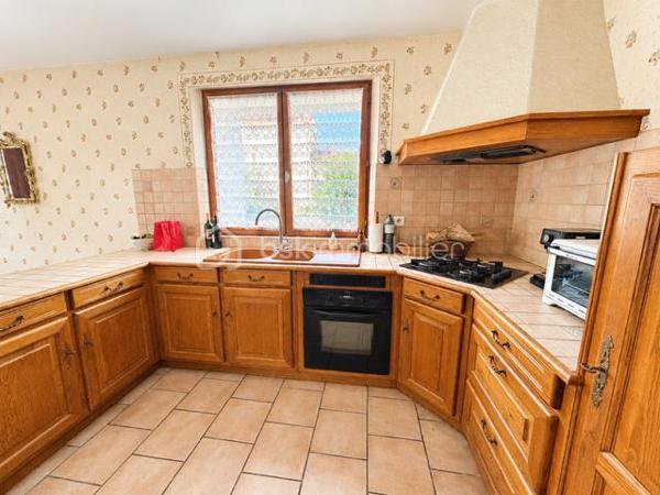 EXCLUSIVITE : Au cœur du centre-ville d’Espéraza, autour d'une placette privée, découvrez cette maison de ville mitoyenne d’environ 176 m², répartie sur plusieurs niveaux, offrant de beaux volumes et un agréable espace extérieur : terrasse carrelée, jardin clos et arboré.
Cette maison traversante, très bien entretenue, et lumineuse bénéficie d’un environnement pratique tout en offrant un extérieur agréable et intimiste.  
La maison se compose de : 5 chambres - bureau - salon/salle à manger avec cheminée ouverte - Cuisine équipée.
+ 1 salle d’eau avec WC - 1 salle de bain avec WC - 1 toilette indépendant + cellier au rez de chaussée - garage
Le plus : Grenier aménagé en bibliothèque : un espace optimisé et propre.
Assainissement collectif.- Taxe foncière : 1 900 €/an.
Une maison familiale offrant de nombreuses possibilités d’aménagement. Si ce n'est à mettre au gout du jour, habitable tel quel , possibilité de garder les meubles.
A visiter sans tarder !