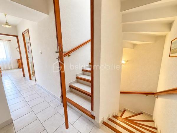 EXCLUSIVITE : Au cœur du centre-ville d’Espéraza, autour d'une placette privée, découvrez cette maison de ville mitoyenne d’environ 176 m², répartie sur plusieurs niveaux, offrant de beaux volumes et un agréable espace extérieur : terrasse carrelée, jardin clos et arboré.
Cette maison traversante, très bien entretenue, et lumineuse bénéficie d’un environnement pratique tout en offrant un extérieur agréable et intimiste.  
La maison se compose de : 5 chambres - bureau - salon/salle à manger avec cheminée ouverte - Cuisine équipée.
+ 1 salle d’eau avec WC - 1 salle de bain avec WC - 1 toilette indépendant + cellier au rez de chaussée - garage
Le plus : Grenier aménagé en bibliothèque : un espace optimisé et propre.
Assainissement collectif.- Taxe foncière : 1 900 €/an.
Une maison familiale offrant de nombreuses possibilités d’aménagement. Si ce n'est à mettre au gout du jour, habitable tel quel , possibilité de garder les meubles.
A visiter sans tarder !