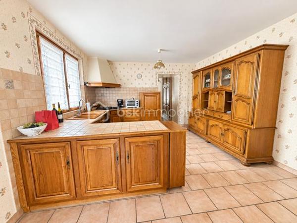 EXCLUSIVITE : Au cœur du centre-ville d’Espéraza, autour d'une placette privée, découvrez cette maison de ville mitoyenne d’environ 176 m², répartie sur plusieurs niveaux, offrant de beaux volumes et un agréable espace extérieur : terrasse carrelée, jardin clos et arboré.
Cette maison traversante, très bien entretenue, et lumineuse bénéficie d’un environnement pratique tout en offrant un extérieur agréable et intimiste.  
La maison se compose de : 5 chambres - bureau - salon/salle à manger avec cheminée ouverte - Cuisine équipée.
+ 1 salle d’eau avec WC - 1 salle de bain avec WC - 1 toilette indépendant + cellier au rez de chaussée - garage
Le plus : Grenier aménagé en bibliothèque : un espace optimisé et propre.
Assainissement collectif.- Taxe foncière : 1 900 €/an.
Une maison familiale offrant de nombreuses possibilités d’aménagement. Si ce n'est à mettre au gout du jour, habitable tel quel , possibilité de garder les meubles.
A visiter sans tarder !