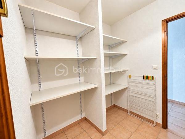 EXCLUSIVITE : Au cœur du centre-ville d’Espéraza, autour d'une placette privée, découvrez cette maison de ville mitoyenne d’environ 176 m², répartie sur plusieurs niveaux, offrant de beaux volumes et un agréable espace extérieur : terrasse carrelée, jardin clos et arboré.
Cette maison traversante, très bien entretenue, et lumineuse bénéficie d’un environnement pratique tout en offrant un extérieur agréable et intimiste.  
La maison se compose de : 5 chambres - bureau - salon/salle à manger avec cheminée ouverte - Cuisine équipée.
+ 1 salle d’eau avec WC - 1 salle de bain avec WC - 1 toilette indépendant + cellier au rez de chaussée - garage
Le plus : Grenier aménagé en bibliothèque : un espace optimisé et propre.
Assainissement collectif.- Taxe foncière : 1 900 €/an.
Une maison familiale offrant de nombreuses possibilités d’aménagement. Si ce n'est à mettre au gout du jour, habitable tel quel , possibilité de garder les meubles.
A visiter sans tarder !