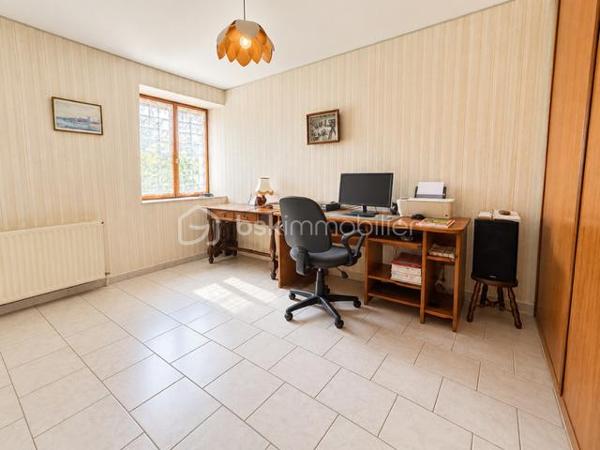 EXCLUSIVITE : Au cœur du centre-ville d’Espéraza, autour d'une placette privée, découvrez cette maison de ville mitoyenne d’environ 176 m², répartie sur plusieurs niveaux, offrant de beaux volumes et un agréable espace extérieur : terrasse carrelée, jardin clos et arboré.
Cette maison traversante, très bien entretenue, et lumineuse bénéficie d’un environnement pratique tout en offrant un extérieur agréable et intimiste.  
La maison se compose de : 5 chambres - bureau - salon/salle à manger avec cheminée ouverte - Cuisine équipée.
+ 1 salle d’eau avec WC - 1 salle de bain avec WC - 1 toilette indépendant + cellier au rez de chaussée - garage
Le plus : Grenier aménagé en bibliothèque : un espace optimisé et propre.
Assainissement collectif.- Taxe foncière : 1 900 €/an.
Une maison familiale offrant de nombreuses possibilités d’aménagement. Si ce n'est à mettre au gout du jour, habitable tel quel , possibilité de garder les meubles.
A visiter sans tarder !