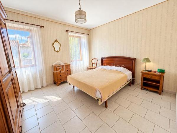 EXCLUSIVITE : Au cœur du centre-ville d’Espéraza, autour d'une placette privée, découvrez cette maison de ville mitoyenne d’environ 176 m², répartie sur plusieurs niveaux, offrant de beaux volumes et un agréable espace extérieur : terrasse carrelée, jardin clos et arboré.
Cette maison traversante, très bien entretenue, et lumineuse bénéficie d’un environnement pratique tout en offrant un extérieur agréable et intimiste.  
La maison se compose de : 5 chambres - bureau - salon/salle à manger avec cheminée ouverte - Cuisine équipée.
+ 1 salle d’eau avec WC - 1 salle de bain avec WC - 1 toilette indépendant + cellier au rez de chaussée - garage
Le plus : Grenier aménagé en bibliothèque : un espace optimisé et propre.
Assainissement collectif.- Taxe foncière : 1 900 €/an.
Une maison familiale offrant de nombreuses possibilités d’aménagement. Si ce n'est à mettre au gout du jour, habitable tel quel , possibilité de garder les meubles.
A visiter sans tarder !