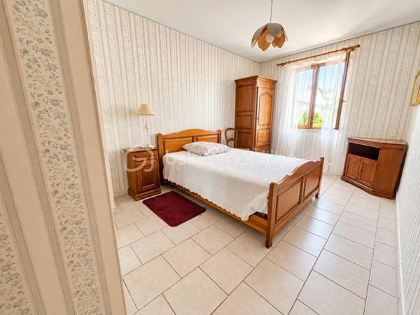 EXCLUSIVITE : Au cœur du centre-ville d’Espéraza, autour d'une placette privée, découvrez cette maison de ville mitoyenne d’environ 176 m², répartie sur plusieurs niveaux, offrant de beaux volumes et un agréable espace extérieur : terrasse carrelée, jardin clos et arboré.
Cette maison traversante, très bien entretenue, et lumineuse bénéficie d’un environnement pratique tout en offrant un extérieur agréable et intimiste.  
La maison se compose de : 5 chambres - bureau - salon/salle à manger avec cheminée ouverte - Cuisine équipée.
+ 1 salle d’eau avec WC - 1 salle de bain avec WC - 1 toilette indépendant + cellier au rez de chaussée - garage
Le plus : Grenier aménagé en bibliothèque : un espace optimisé et propre.
Assainissement collectif.- Taxe foncière : 1 900 €/an.
Une maison familiale offrant de nombreuses possibilités d’aménagement. Si ce n'est à mettre au gout du jour, habitable tel quel , possibilité de garder les meubles.
A visiter sans tarder !