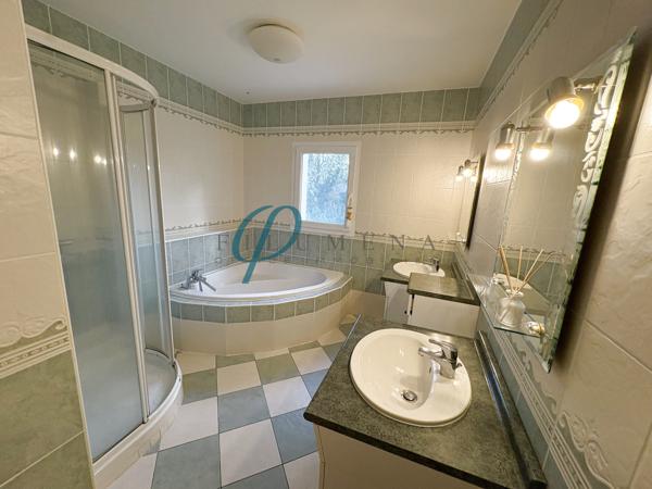 Maison de 192 m², chaleureuse avec 5 chambres et superbe jardin arboré sur Nort sur Erdre en classe C.