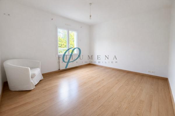 Maison de 192 m², chaleureuse avec 5 chambres et superbe jardin arboré sur Nort sur Erdre en classe C.