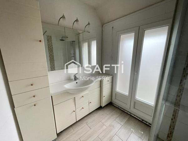 Maison aux pieds des commodités – beaux volumes