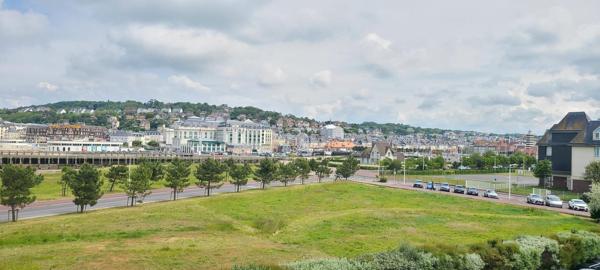 Ravissant studio, balcon et vue dégagée sur la mer