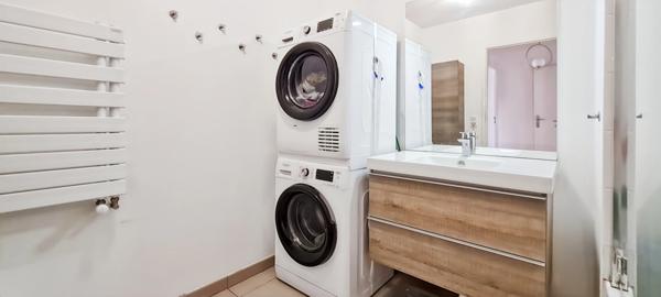 APPARTEMENT RECENT DE 3 PIECES, QUARTIER PLAINE, AVEC BALCON ET PARKING