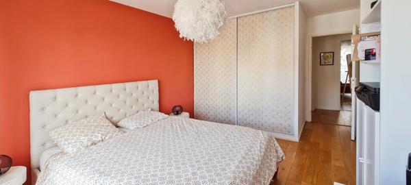 APPARTEMENT RECENT DE 3 PIECES, QUARTIER PLAINE, AVEC BALCON ET PARKING