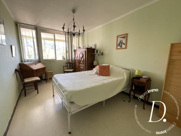 Appartement 4 pièces de 85m2 + cave + stationnement libre