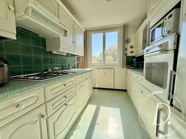 Appartement 4 pièces de 85m2 + cave + stationnement libre