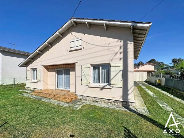 Maison de plain pied avec véranda et garages