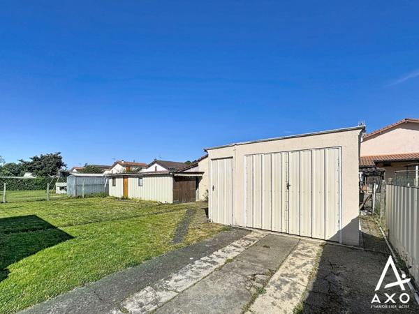Maison de plain pied avec véranda et garages