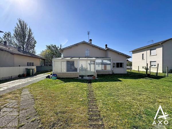 Maison de plain pied avec véranda et garages