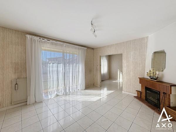 Maison de plain pied avec véranda et garages