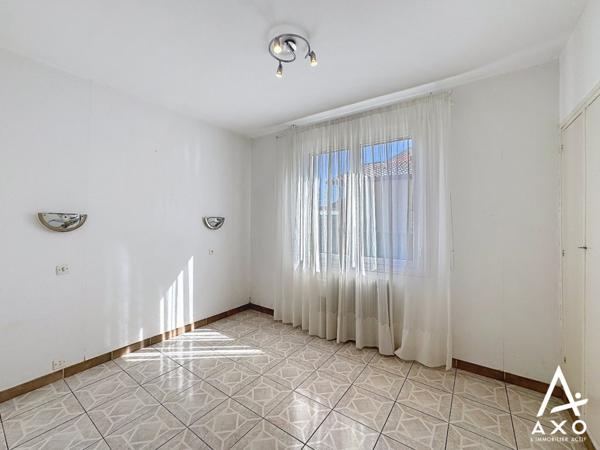 Maison de plain pied avec véranda et garages