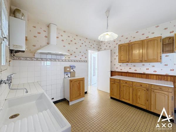 Maison de plain pied avec véranda et garages