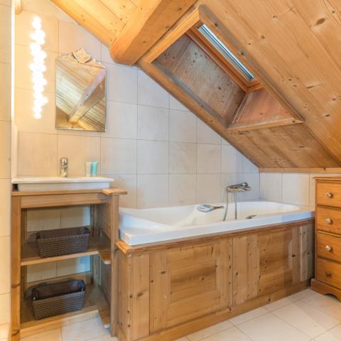 Meribel les allues (73550) EMPLACEMENT EXCEPTIONNEL skis au pied!! MERIBEL 73550 - TROIS VALLEES