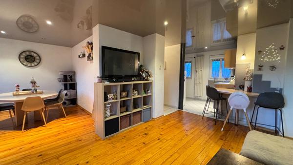 Appartement  4 pièce(s) 66.20 m² + cave , grenier et balcon