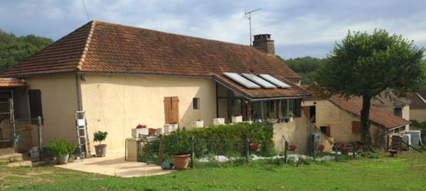 Propriété avec maison d'habitation, grange aménageable, terrains à bâtir et terres agricoles à vendre à SALVEZOU à proximité de CAHORS