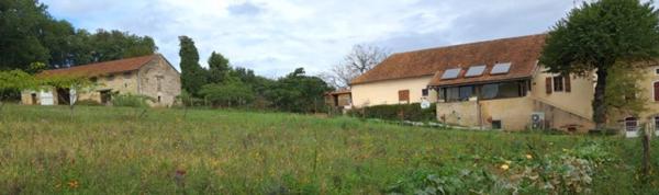 Propriété avec maison d'habitation, grange aménageable, terrains à bâtir et terres agricoles à vendre à SALVEZOU à proximité de CAHORS
