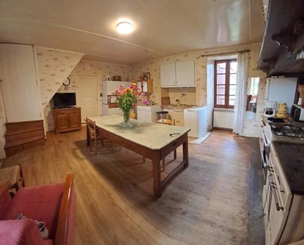 Propriété avec maison d'habitation, grange aménageable, terrains à bâtir et terres agricoles à vendre à SALVEZOU à proximité de CAHORS