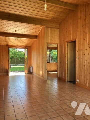 Sur 790 m² de terrain, une agréable maison deux chambres avec garage