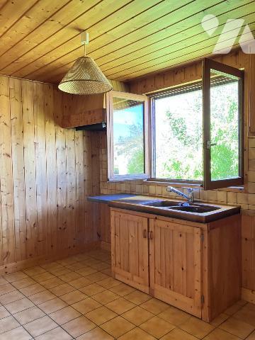 Sur 790 m² de terrain, une agréable maison deux chambres avec garage
