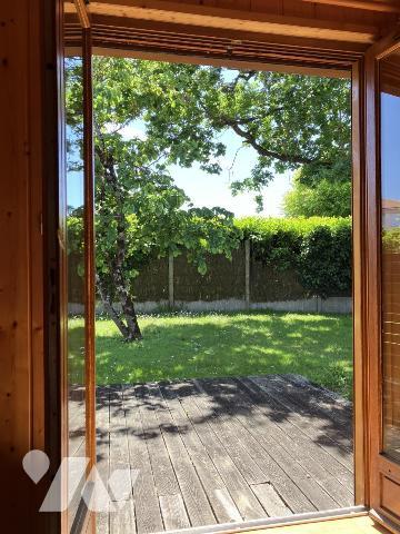 Sur 790 m² de terrain, une agréable maison deux chambres avec garage