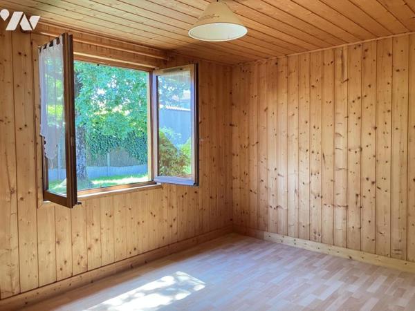 Sur 790 m² de terrain, une agréable maison deux chambres avec garage