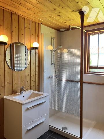 Sur 790 m² de terrain, une agréable maison deux chambres avec garage