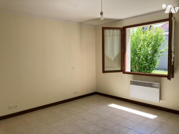 Sur 790 m² de terrain, une agréable maison deux chambres avec garage