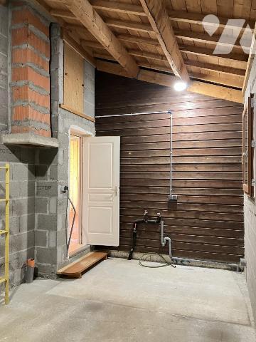 Sur 790 m² de terrain, une agréable maison deux chambres avec garage