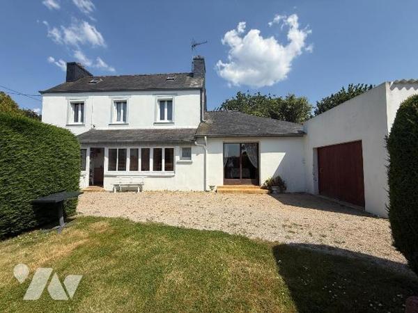 Idéalement située au centre de la commune, 
Découvrez cette cette belle maison et son très ter...