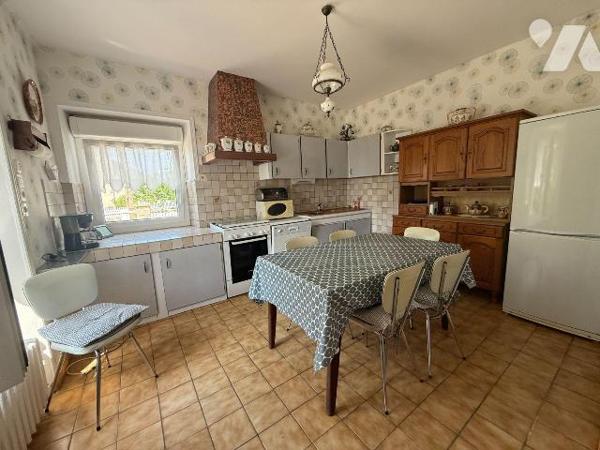 Idéalement située au centre de la commune, 
Découvrez cette cette belle maison et son très ter...