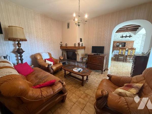 Idéalement située au centre de la commune, 
Découvrez cette cette belle maison et son très ter...