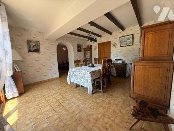 Idéalement située au centre de la commune, 
Découvrez cette cette belle maison et son très ter...