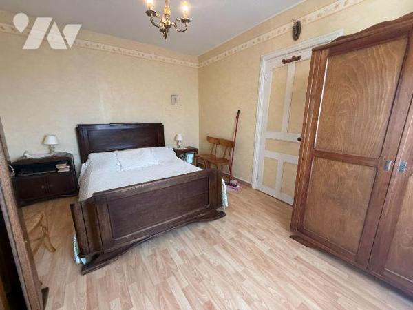 Idéalement située au centre de la commune, 
Découvrez cette cette belle maison et son très ter...