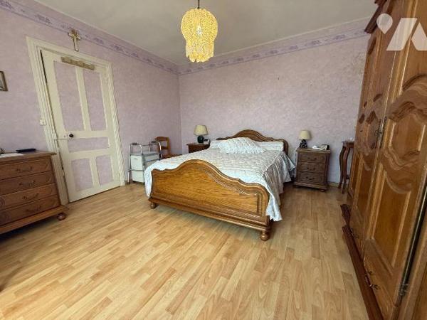 Idéalement située au centre de la commune, 
Découvrez cette cette belle maison et son très ter...