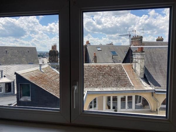 Rouen Vieux-Marché / Gare : Studio rénové de 17 m² avec vue panoramique et charges limitées !