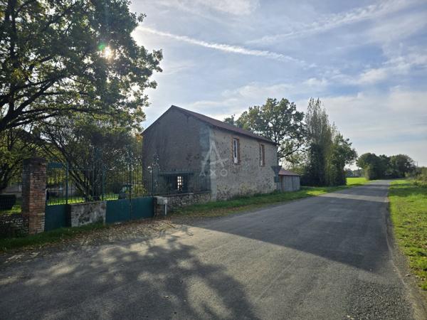 Maison de maître à rénover avec dépendance et vaste terrain dans une commune dynamique.