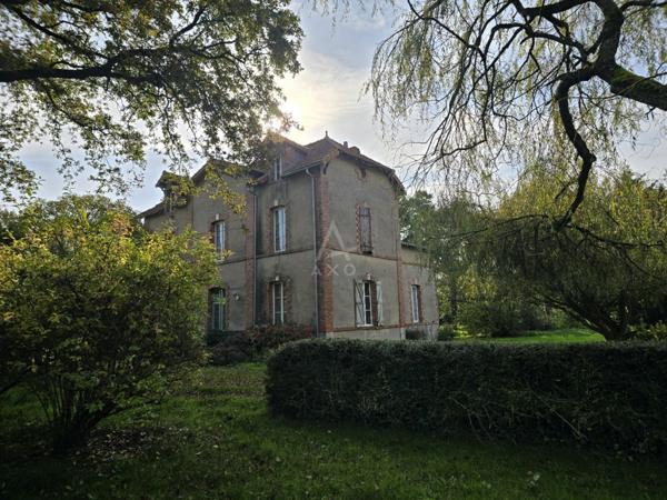Maison de maître à rénover avec dépendance et vaste terrain dans une commune dynamique.
