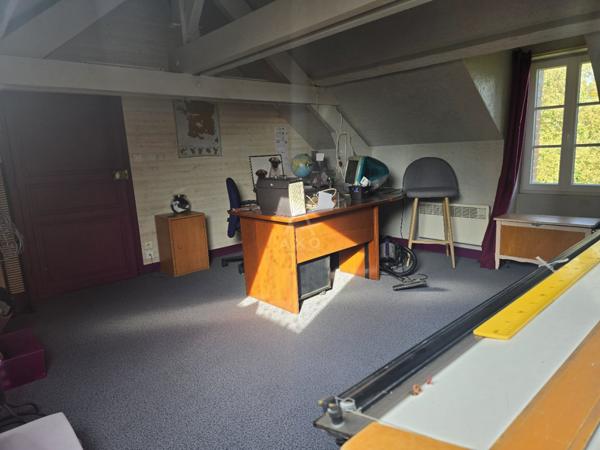 Maison de maître à rénover avec dépendance et vaste terrain dans une commune dynamique.