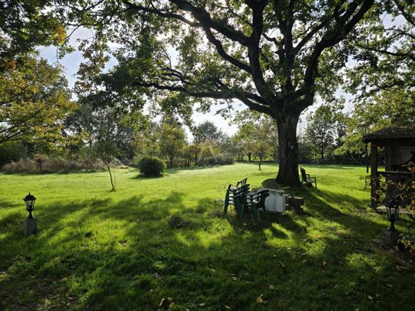 Maison de maître à rénover avec dépendance et vaste terrain dans une commune dynamique.